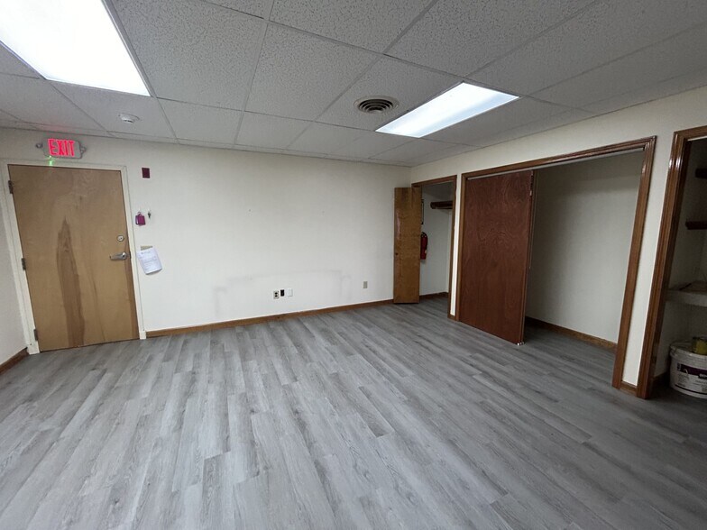 More Photos Of 304 Federal Rd, Brookfield Office For Lease