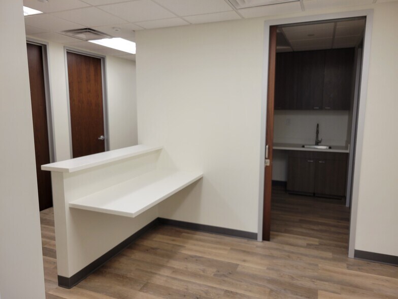 More Photos Of 2060 W Whispering Wind Dr, Phoenix Medical For Sale