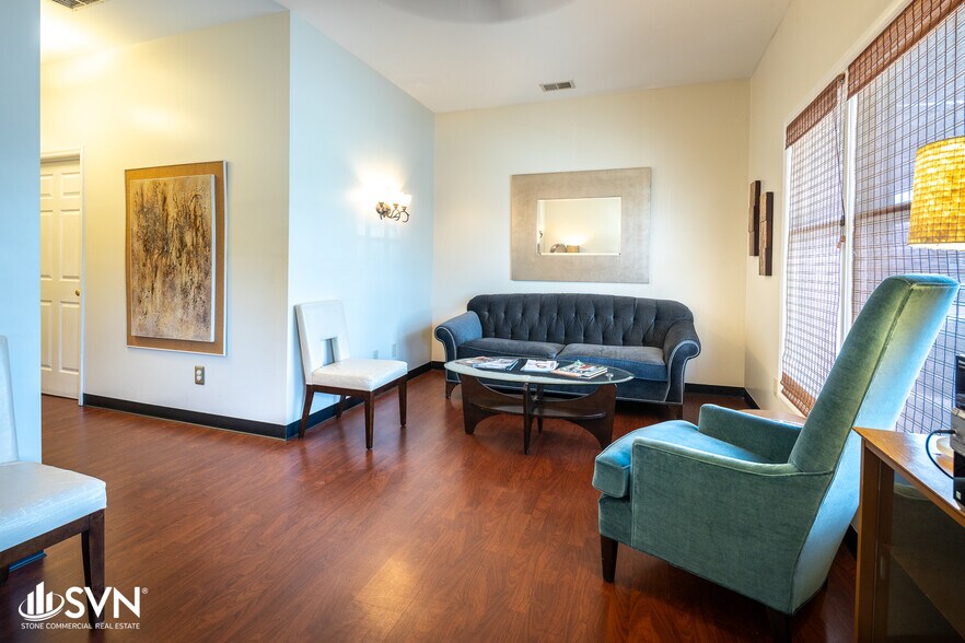 More Photos Of 121 Malabu Dr, Lexington Office For Sale