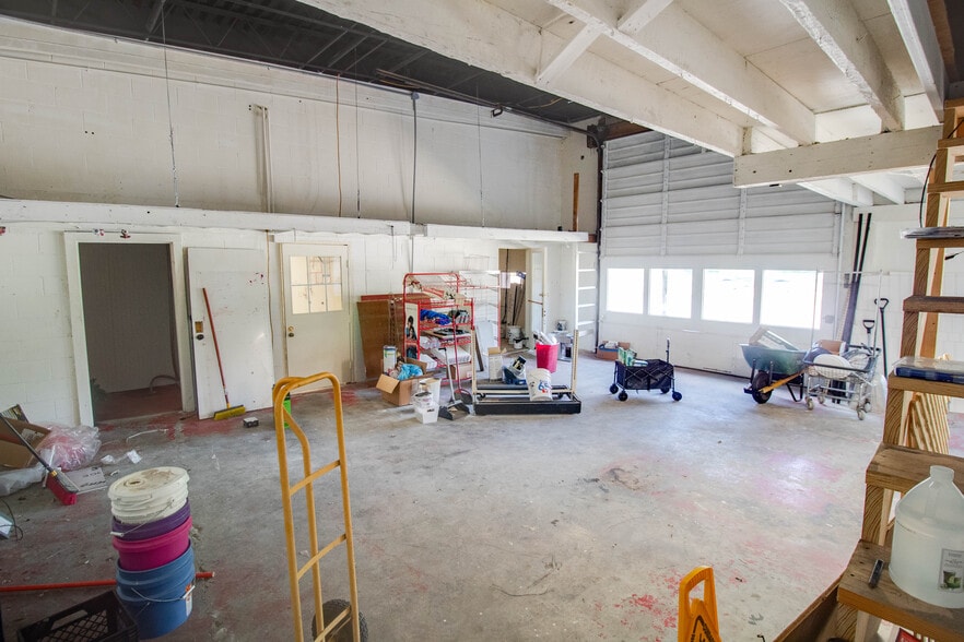 More Photos Of 406 W Carpenter St, Jerseyville Flex For Sale
