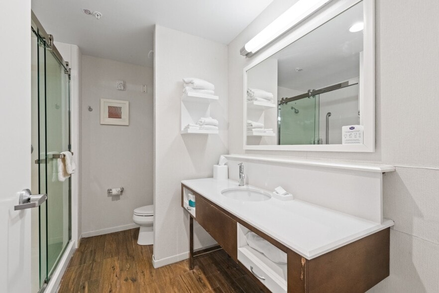 More Photos Of 1700 Commerce Blvd, Opelousas Hotel For Sale