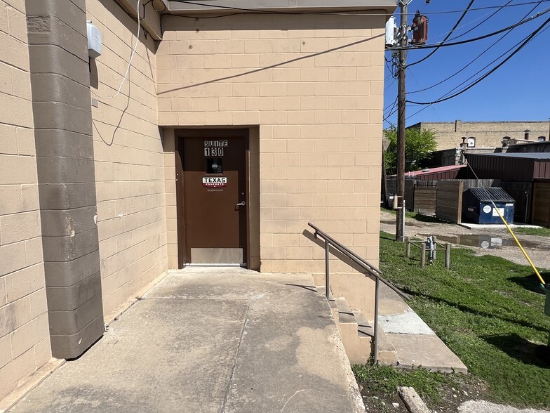 More Photos Of 211 W 3rd St, Taylor Office For Lease