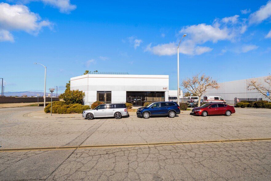 More Photos Of 647 W Avenue L 14, Lancaster Service For Lease