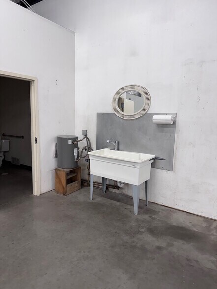 More Photos Of 2180 E Main St, Montrose Freestanding For Lease