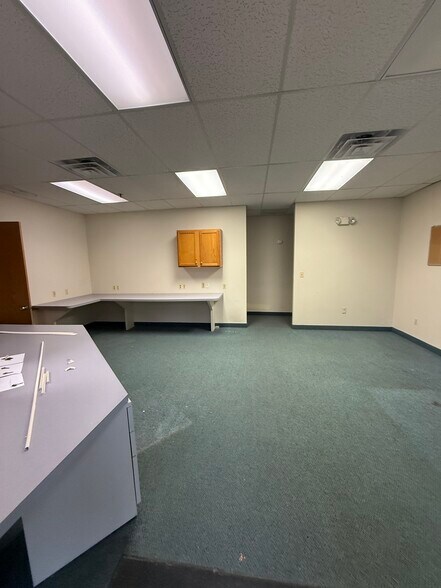 More Photos Of 1 Oxford Xing, New Hartford Medical For Lease