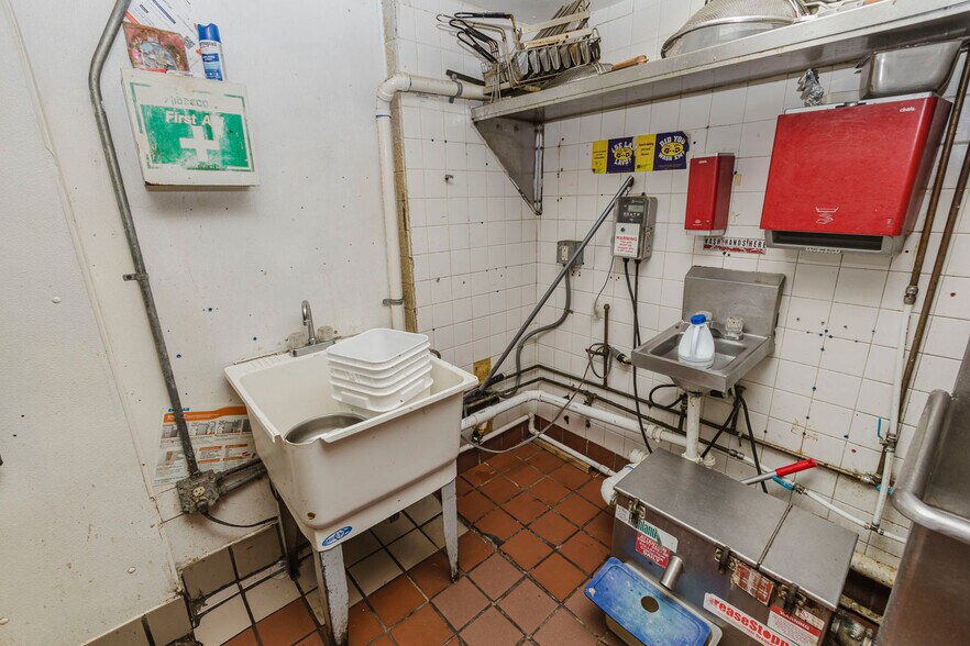 More Photos Of 503 N West St, Wichita Fast Food For Sale