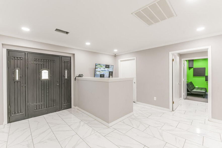 More Photos Of 1207 S Houston, Humble Warehouse For Sale