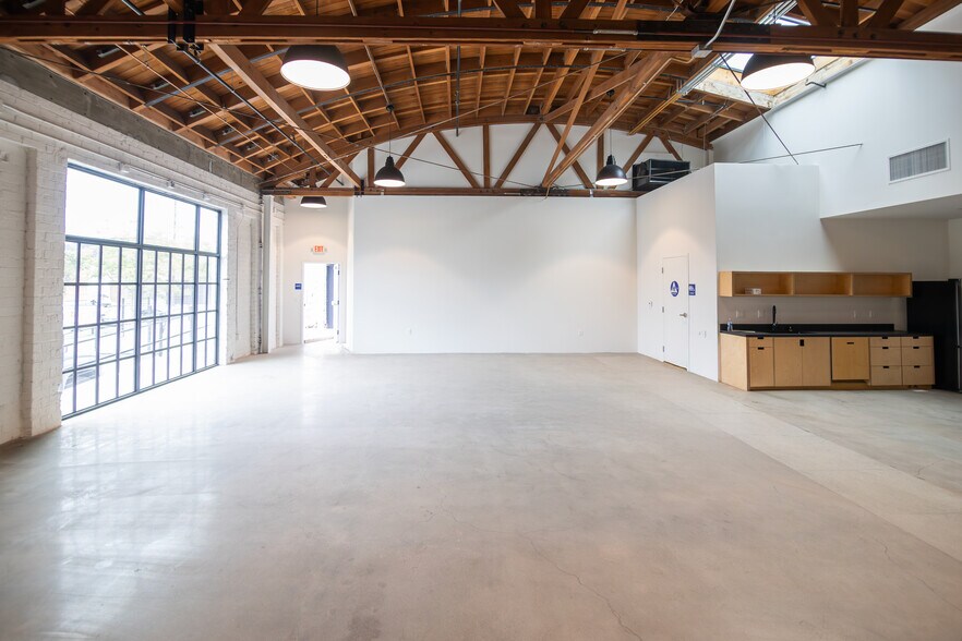 More Photos Of 718-726 Mateo St, Los Angeles Storefront Retail Office For Lease