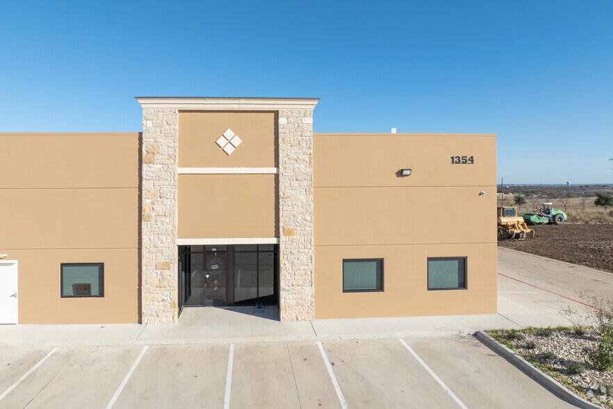 More Photos Of 1354 Ranchers Legacy Trl, Fort Worth Warehouse For Lease