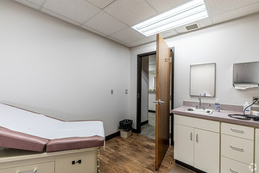 More Photos Of 2150 Main St, Springfield Medical For Lease