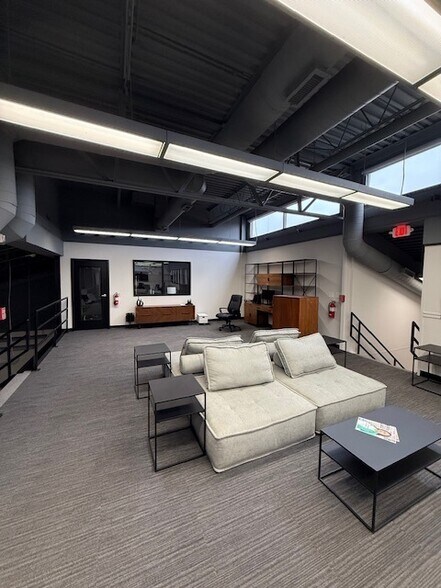 More Photos Of 2485 Directors Row, Indianapolis Office For Lease