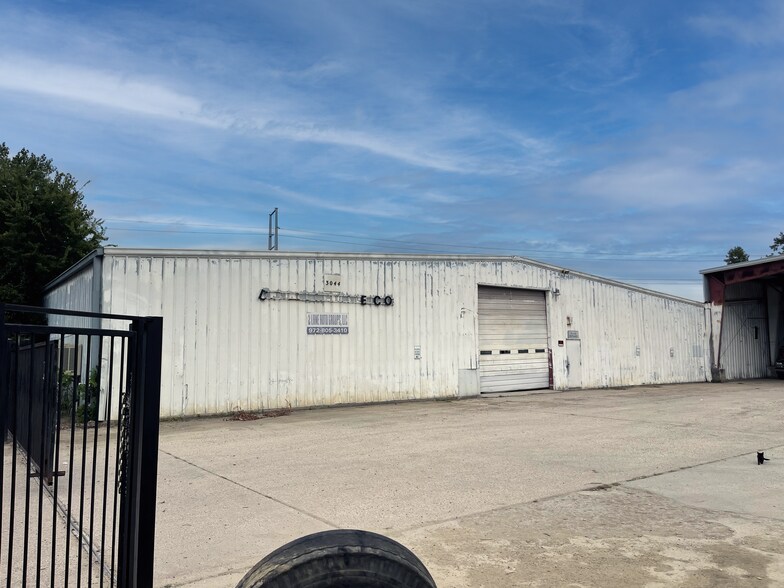 More Photos Of 3044 Morrell Ave, Dallas Distribution For Sale