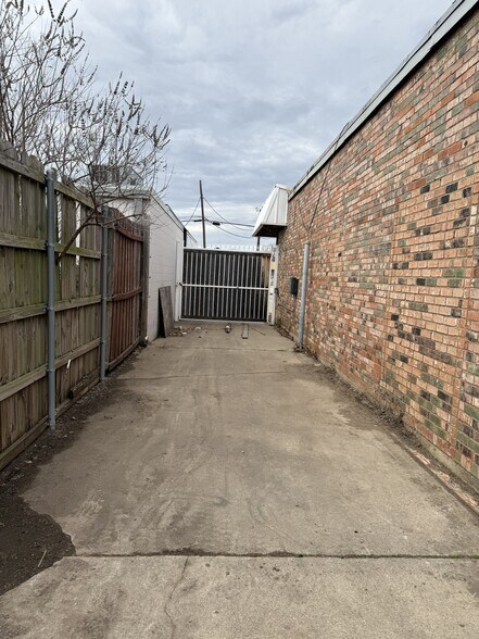 More Photos Of 104 Rogers Rd S, Irving Storefront Retail Office For Sale