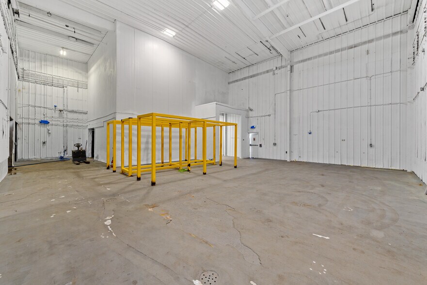 More Photos Of 4206 Mercantile Ave, Naples Distribution For Lease