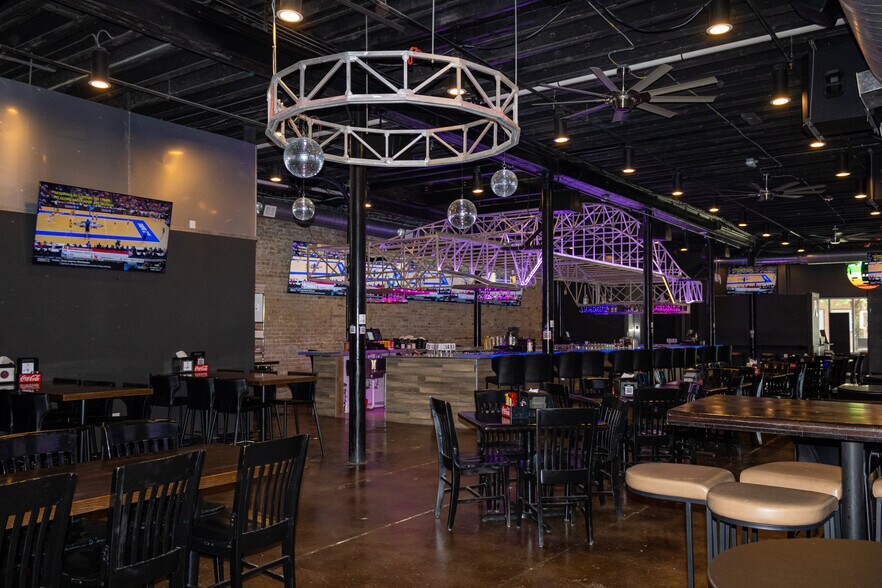 More Photos Of 326 N Chaparral St, Corpus Christi Freestanding For Lease