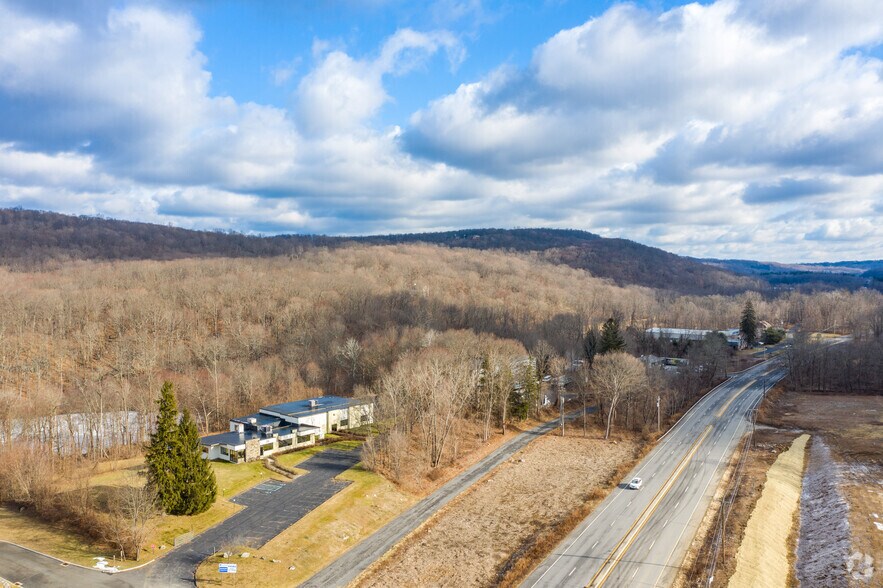 More Photos Of 20 Farrington Rd, Brewster Village Showroom For Lease