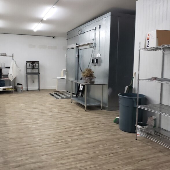 More Photos Of 7030 Hayvenhurst Ave, Van Nuys Warehouse For Sale