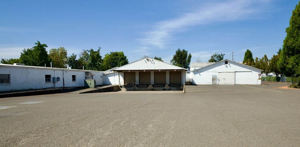 More Photos Of 1017 SW Berg Pky, Canby Manufacturing For Sale