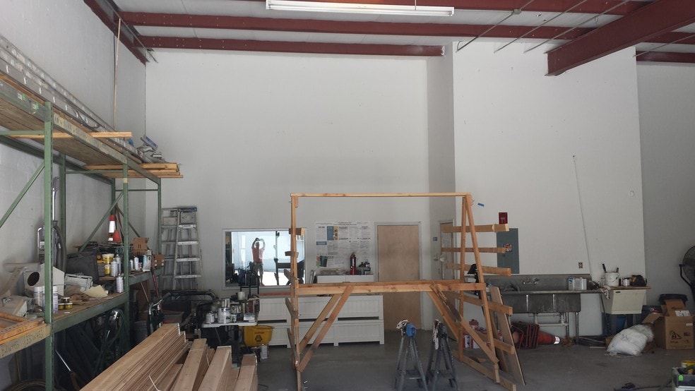 More Photos Of 1743 Independence Blvd, Sarasota Light Distribution For Lease
