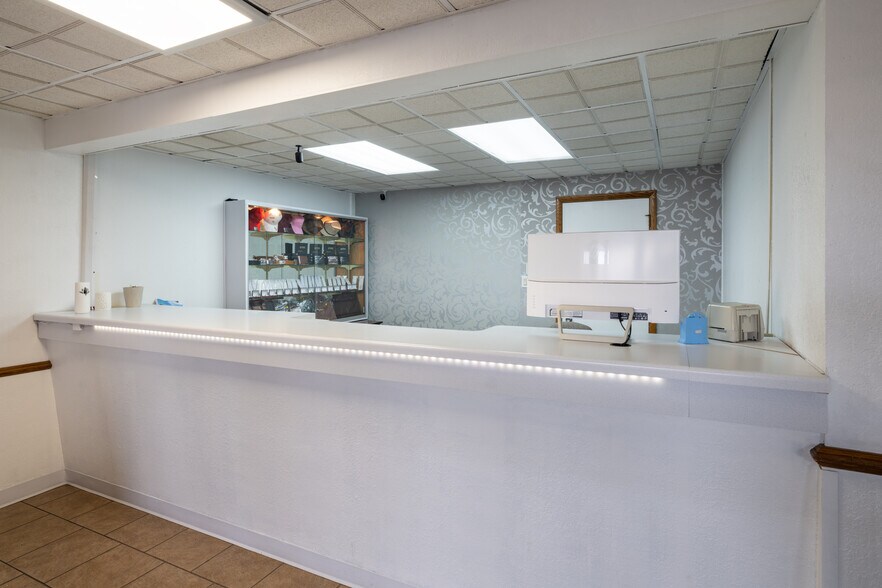 More Photos Of 200 S Pine Ridge Ave, Merrill Hotel For Sale