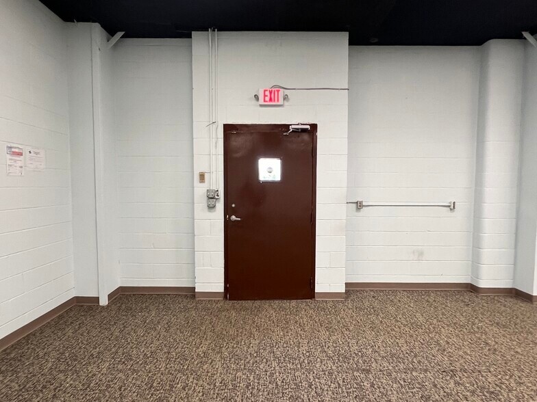 More Photos Of 211 W 3rd St, Taylor Office For Lease