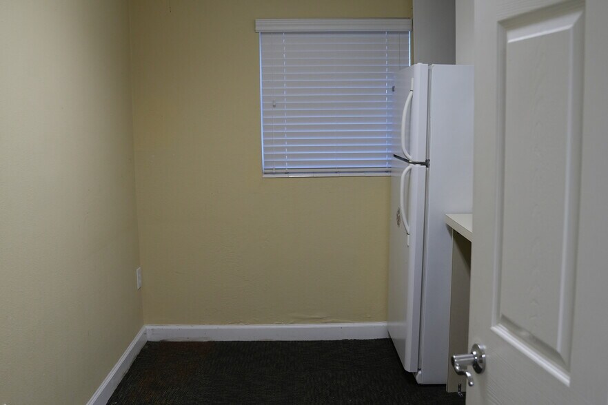 More Photos Of 4460 Edgewater Dr, Orlando Office For Lease