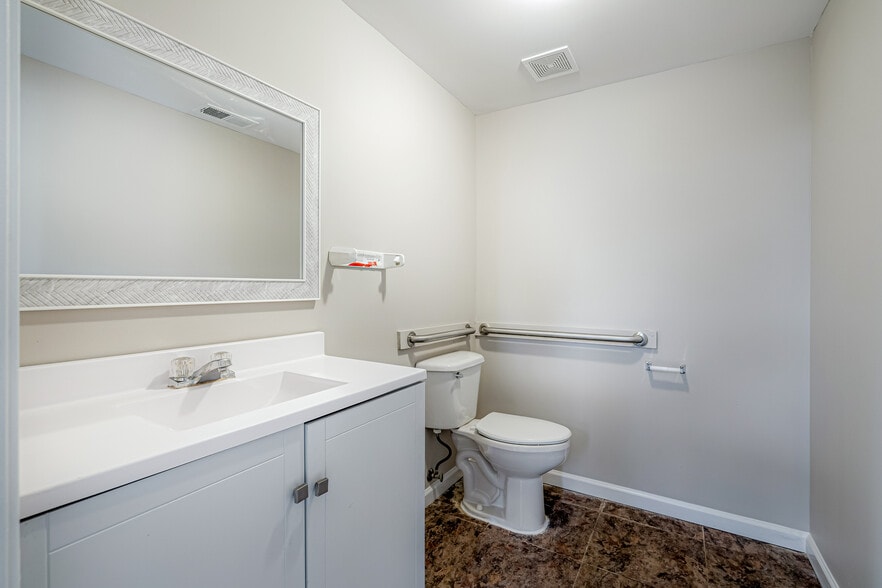 More Photos Of 6383 Summer Gale Dr, Memphis Warehouse For Lease