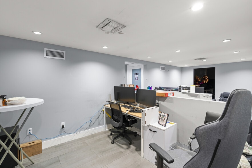 More Photos Of 2052 NW Miami Ct, Miami Flex For Lease