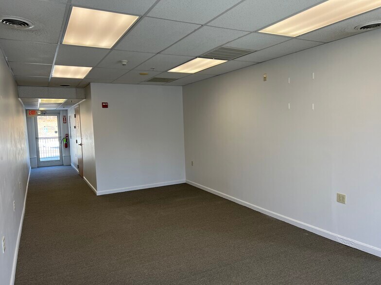 More Photos Of 45 Londonderry Tpke, Hooksett Office For Lease