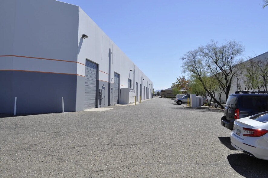 More Photos Of 301 W Deer Valley Rd, Phoenix Warehouse For Lease