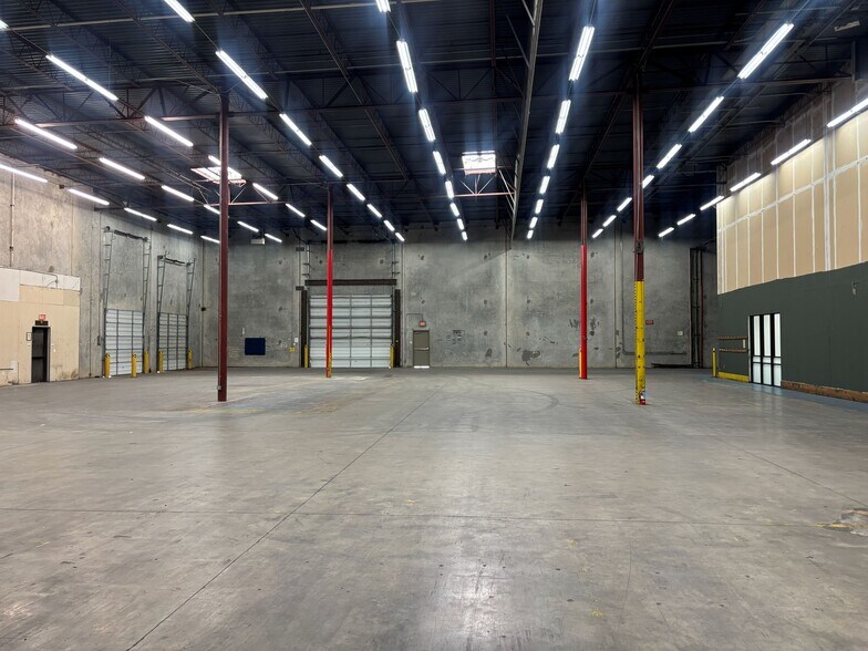More Photos Of 8020 Exchange Dr, Austin Warehouse For Lease
