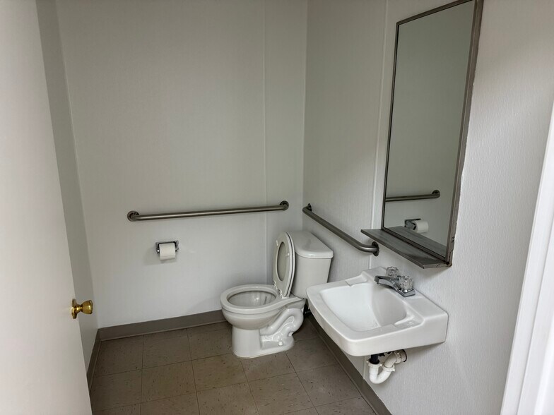 More Photos Of 1605 Us-181, Portland Self Storage For Sale