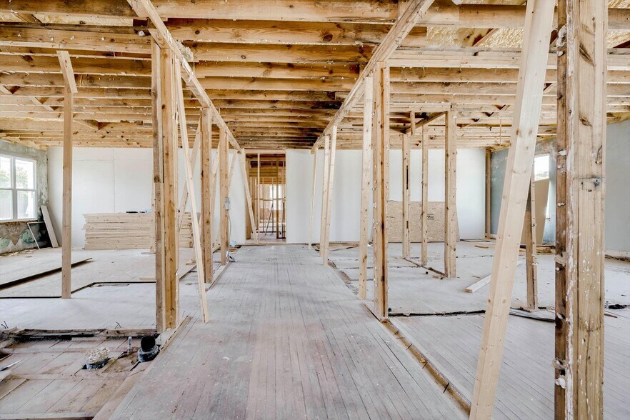 More Photos Of 111 Main Street, Lincolnton Flex For Sale