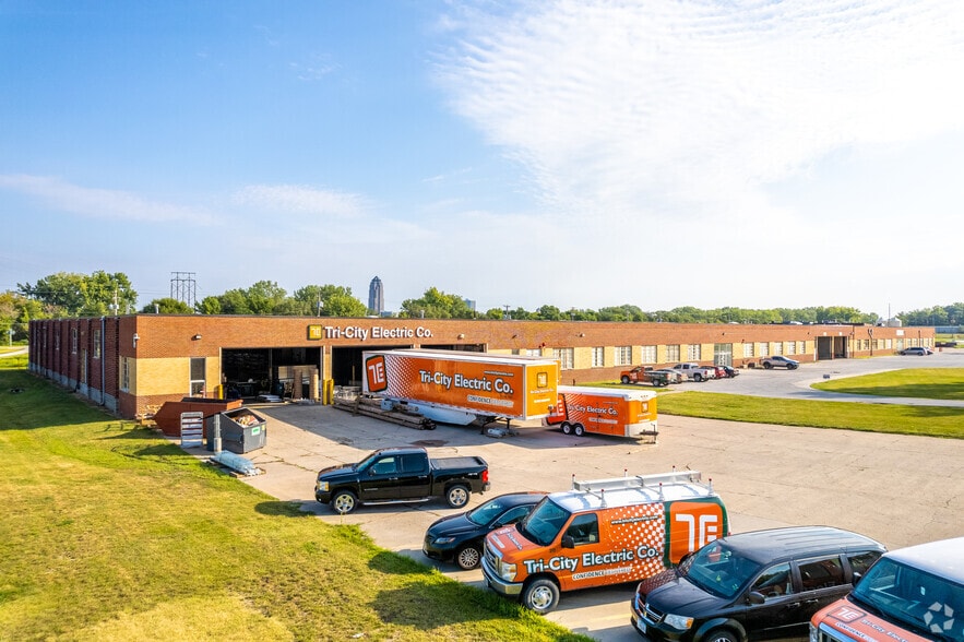 More Photos Of 1245-1405 Thomas Beck Rd, Des Moines Manufacturing For Lease