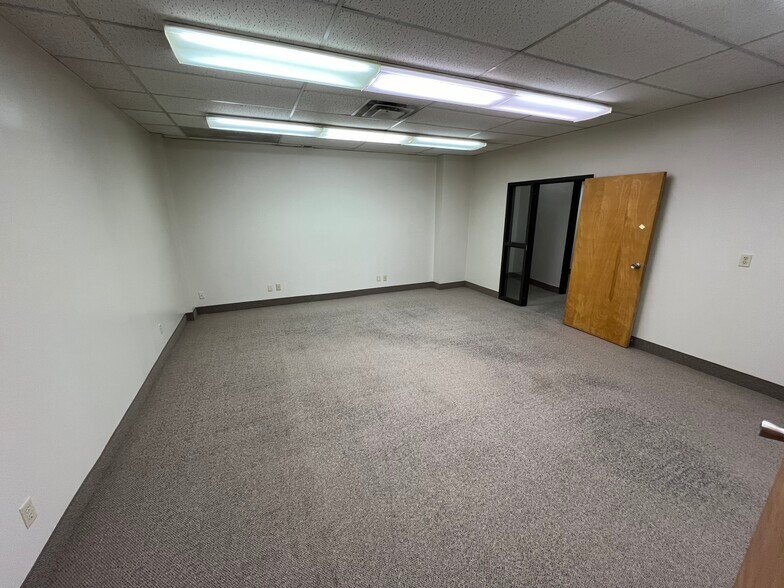 More Photos Of 160 E Main St, Decatur Office For Lease