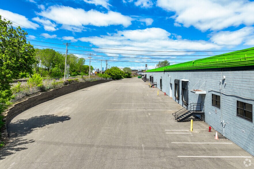 More Photos Of 429-489 Prior Ave N, Saint Paul Warehouse For Lease