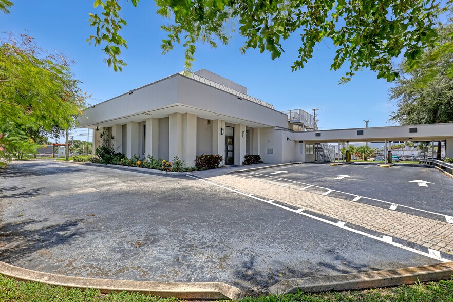 More Photos Of 2701 W Okeechobee Blvd, West Palm Beach Office For Sale