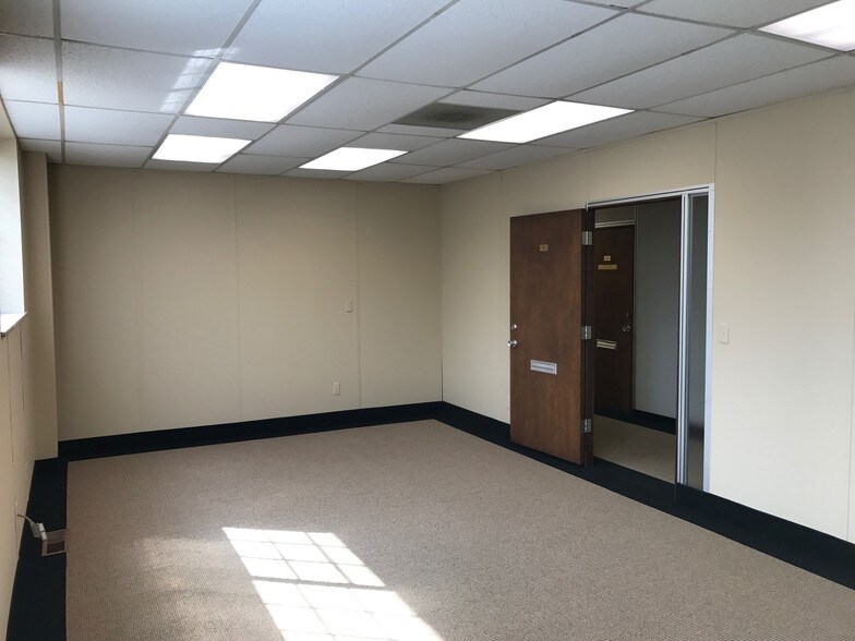 More Photos Of 2820 W Maple Rd, Troy Office For Sale