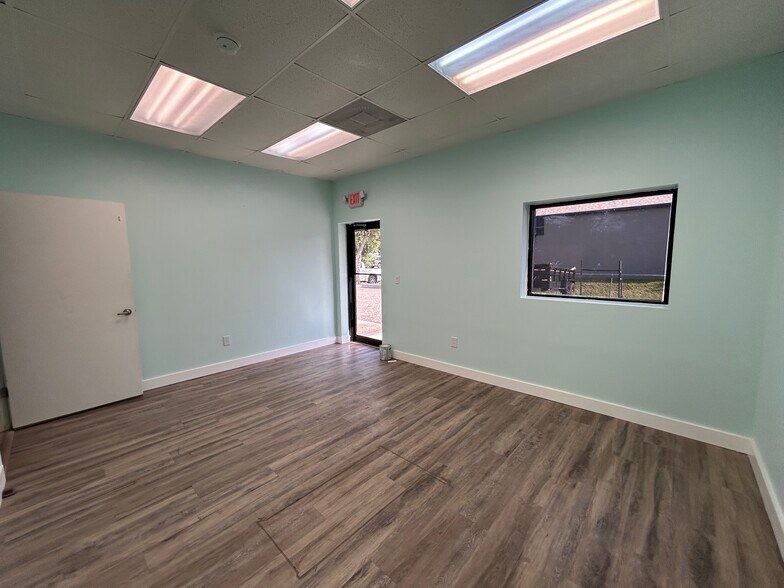 More Photos Of 2552-2558 Merchant Ave, Odessa Warehouse For Lease