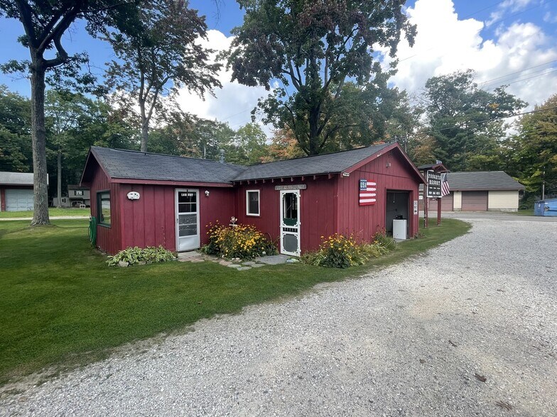 More Photos Of 127 Oneida Dr, Houghton Lake Hotel For Sale