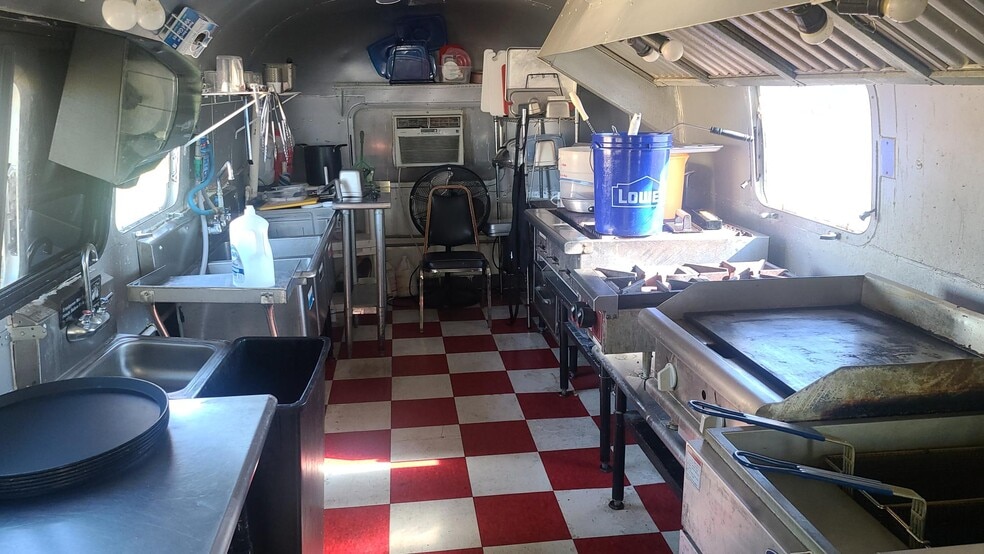 More Photos Of 622 6th St N, Texas City Bar For Lease