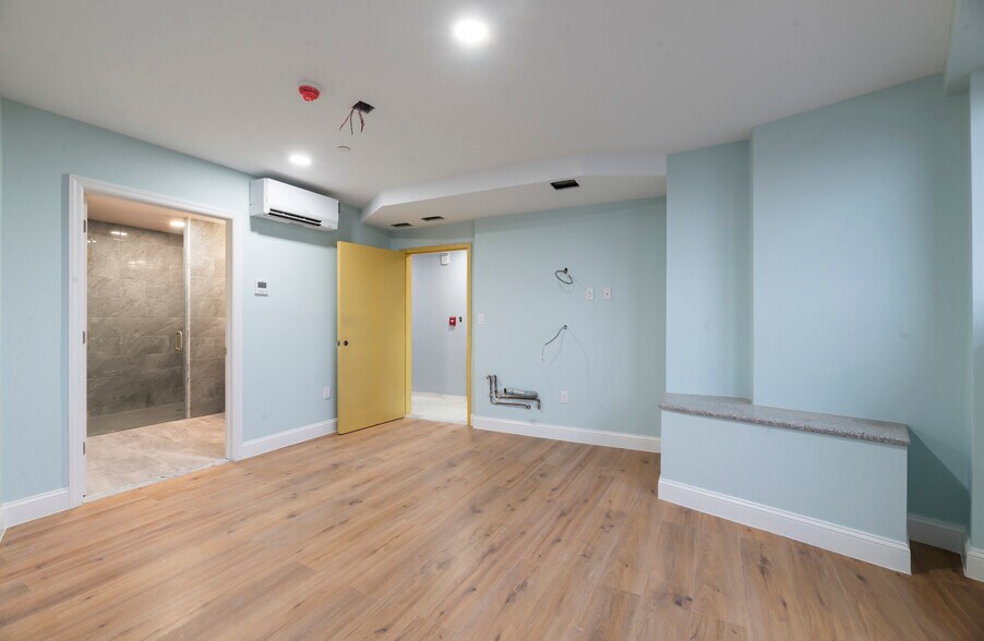 More Photos Of 14 Olive St, Brooklyn Hotel For Lease