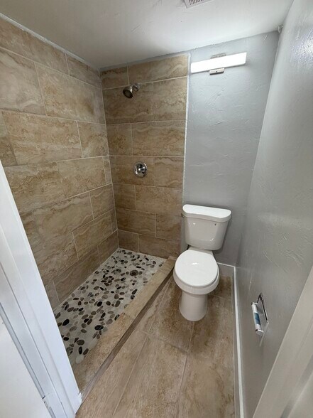 More Photos Of 2700 Evans Ave, Fort Myers Light Manufacturing For Lease