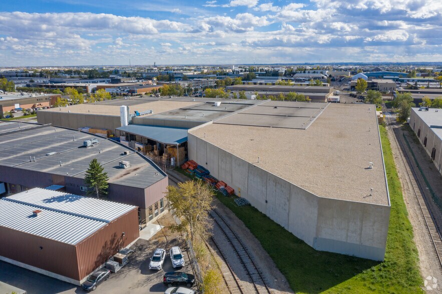 More Photos Of 3916 72nd Ave SE, Calgary Distribution For Lease