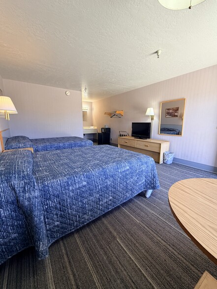 More Photos Of 380 W Main St, Escalante Hotel For Sale