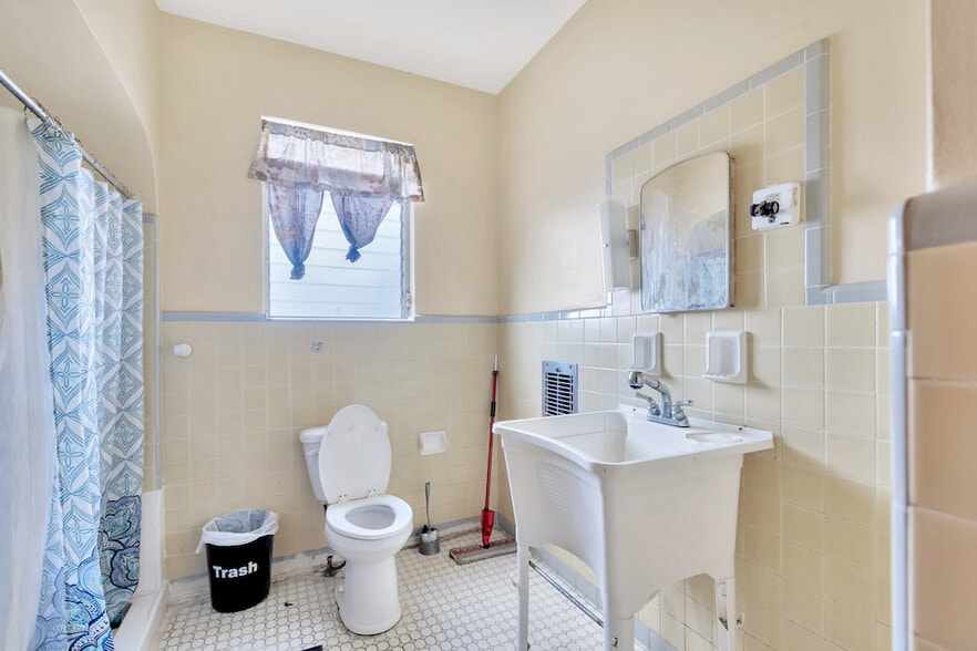 More Photos Of 8436 N Nebraska Ave, Tampa Storefront Retail Residential For Sale