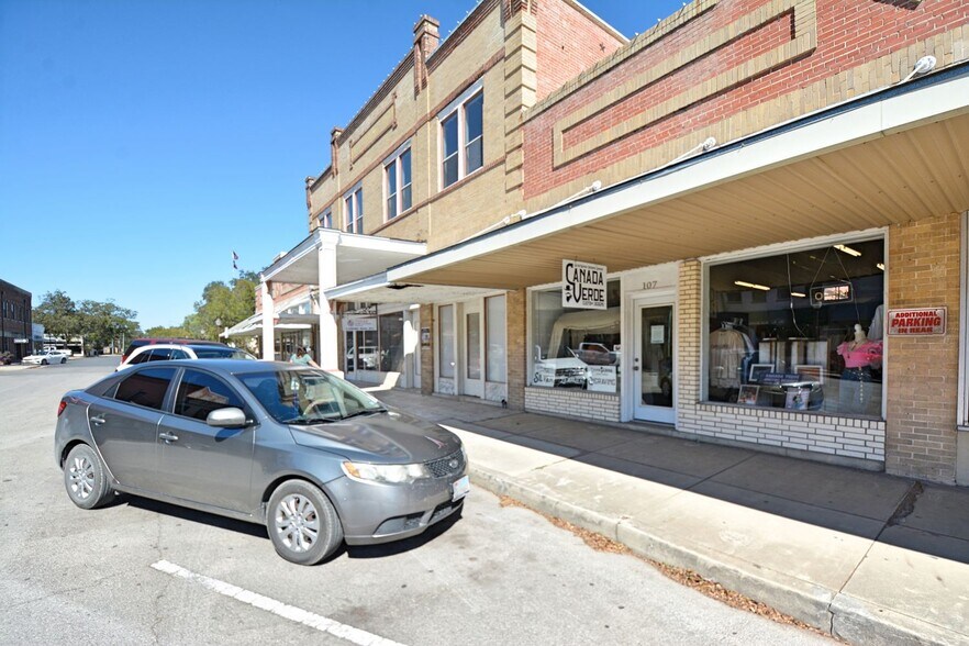 More Photos Of 200 E Court St, Seguin General Retail For Sale