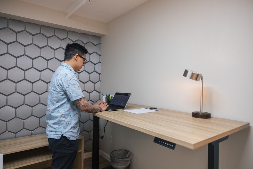 More Photos Of 438-444 Hobron Ln, Honolulu Office For Lease