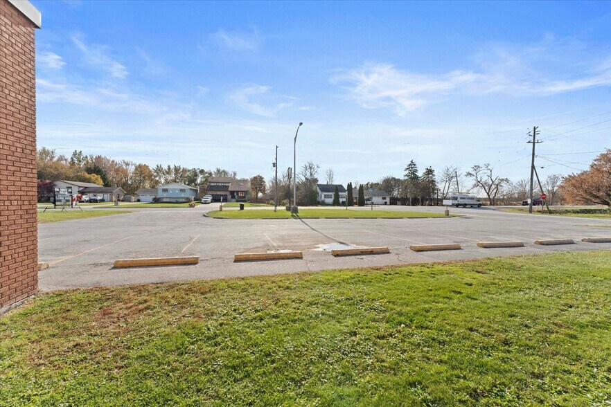 More Photos Of 398 King St W, Essex Freestanding For Lease