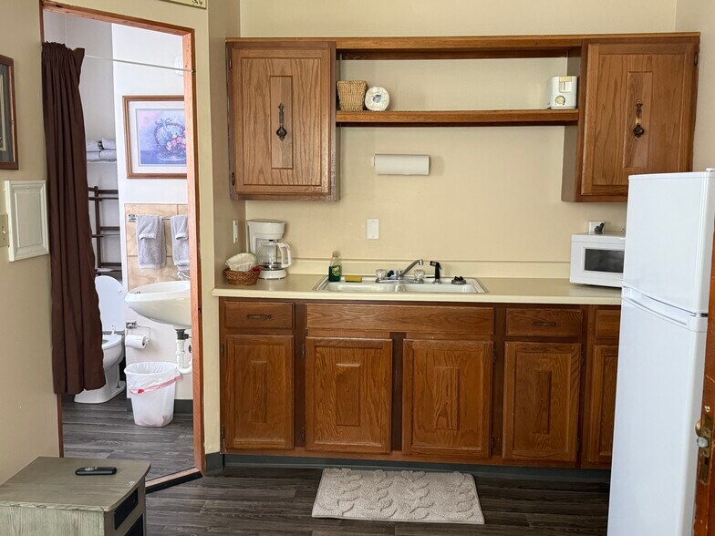 More Photos Of 218 Commercial Ave, Wallace Hotel For Sale
